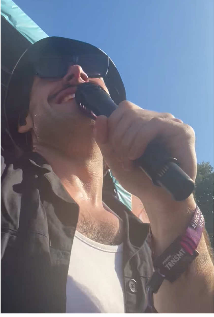 JAMES DID THE GRAPES BELT RIGHT IN FRONT OF ME  @marriottmoments @James Marriott @pop girly james  @TRNSMT Festival #jamesmarriott #jamesmarriottmusic #fyp #foryоu #musicfestival #trnsmt #grapes 