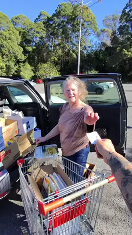 SPREADING KINDNESS 💌 #spreadkindness #spreadhappiness #positivity #bekindtoeveryone #fyp 