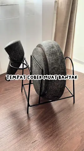 Ada Rak Cobek, bisa muat 2 cobek, 2 ulekan, talenan atau tutup panci, jadinya kalau gini lebih rapi ya penyimpanan nya🤗 #rakcobek #rakcobekbesi #rakcobekulekan #rakcobekulegtelenan #fypシ #fyppppppppppppppppppppppp #fypviraltiktok🖤シ゚☆♡ 