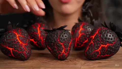 Asmr Makan buah strawberry #asmr #strawberry#fyp #buah 