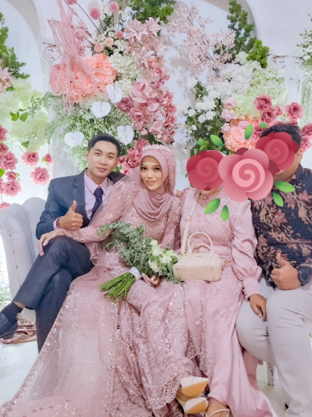 Muridnya naik kelas gurunya naik pelaminan, biar adil ya kan 🤭 (Krn foto dari fg belum dikirim, jadi pake foto seadanya ajalah) #guru #wedding #nikah #fyp 
