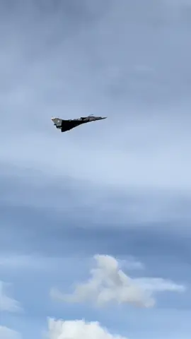 Espectáculo de Aviones Kfir en la #FAir2025 @Fuerza Aérea Colombiana @Aeronáutica Civil @MinTransporte 