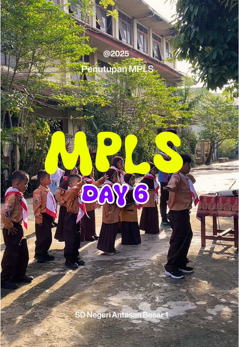 🍃MPLS Day 6 – Penutupan Kegiatan MPLS Kelas 1 Kegiatan hari ini ditutup dengan menyanyikan lagu nasional bersama, pembagian sertifikat MPLS & kenang-kenangan, serta pembentukan paguyuban kelas 1. Terima kasih atas partisipasi aktif selama MPLS. Mari kita mulai tahun ajaran baru dengan semangat dan kebersamaan yang kuat! 🇮🇩📘 #MPLSDay6 #PenutupanMPLS #SDNAntasanBesar1