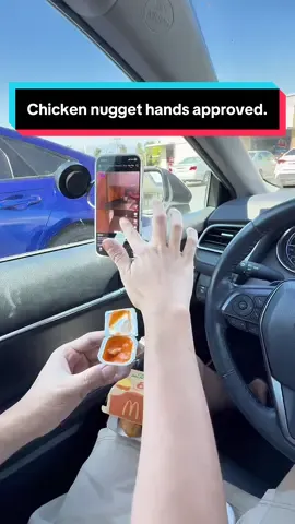 Eating nuggets with one hand, scrolling TikTok with the other—except I never touched the screen. This ring is dangerously lazy-friendly. 🍗📱Link in bio. You know you want it. #tiktokremotecontrol #scrollingring   #greasyhands #mcchickennuggets   #carvibes #lazyhack   #snackhack #driveandscroll   #handsfreetiktok   #musthave #portable #portablefan 