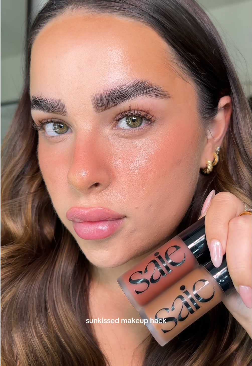 sunkissed makeup hack☀️ using @Saie dew bronze in swim + dew blush in spicy!!! idea by @Luma Paias #summermakeup #sunkissed #sunkissedmakeup #makeuptutorial #makeuphacks #makeupinspo #makeupideas #makeuptips #saiebeauty #saieblush #saiebronzer 