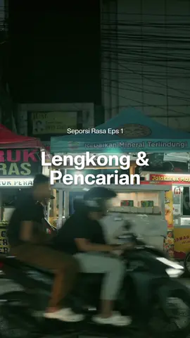 Eps 1 “Seporsi Rasa” - Lengkong dan Pencarian Jl Lengkong kecil ini jadi pusatnya untuk orang-orang melakukan misi pencarian. Ada yang mencari makan, ada yang mencari nafkah, ada yang mencari jodoh.. Apapun misi pencariannya, pasti ada alasan yang bikin kalian balik lagi ke jalan penuh cerita ini. Kalo gua ke lengkong pasti nyari pisang keju coklat bapak Hamdan ini, dari masa awal ngedate sama @reydithaml ke lengkong, hehe.  #placestogobandung #kulinerbandung 