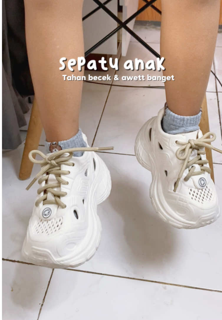 Ga masalah kalo kena becek 😍 #sepatuanak #sepatucoupleibudananak #sepatukaret #rekomendasisepatuanak #sepatuanakmurah #murahbangett #sepatuanakantislip #latenysendalviral #sepatuanakkaret  #sepatukaret #sepatumurah 