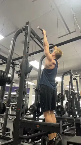 Need to clean up the form but man it’s so hard to not curl my legs if I’m going max effort #gym #calisthenics #pullup #pullups 