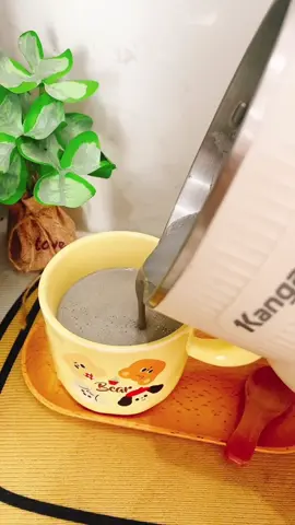 -🍀🍀🍀Mê làm sữa hạt 🍀🍀🍀----- Mình là một ẻm ngoại đạo với môn sữa hạt này, nhưng từ khi biết đến máy làm sữa kangaroo này thì thấy quâ khoẻ và dễ nha mn. Rồi mình cũng tìm hiểu và đúng là quá dễ luôn á 🤪 Ban đầu mình cứ nghĩ làm sữa thì phải xay nhuyễn, rồi lọc vải, rồi bắt lên nấu như hồi xưa mình hay làm sữa đậu nành thía. Nhưng cũng ngố thiệt, mình mới biết đến cái máy làm sữa hạt cách đây vài tháng chứ mấy.  🌈Chỉ cần bỏ tất cả nguyên liệu vào, bấm nút và tầm 20-25 phút (tuỳ dòng máy) thì đã có một lít sữa hạt cho cả nhà uống 🌈Nguyên liệu của mình thì đơn giản lắm: gạo rang, mè rang, đậu phụng rang, hạt điều, mắc ca, đậu xanh, đậu đen, đậu đỏ, hạt sen hấp chín sẵn bỏ ngăn đông tủ lạnh, bí đỏ, khoai lang. Bạn nào muốn nhiều vị hơn thì có thể mua thêm hạnh nhân, đậu gà ...Tạo ngọt thì mình hay dùng hạt chà là, đường phèn hoặc đường cát vàng. Thêm độ sánh thì có thêm yến mạch. 🌈Những loạt hại cứng như đậu xanh, đậu đen, đậu đỏ mà muốn nấu thì buổi tối mình cần ngâm đậu trước. Bí quyết để sữa thơm là thêm một tí mè vào các loại sữa 💞💞💞. Chúc các bạn thành công và đam mê với món sữa hạt này #kangaroo #maylamsuakangaroo #suahat #viral #xh #meden #dauxanh #ladychef 