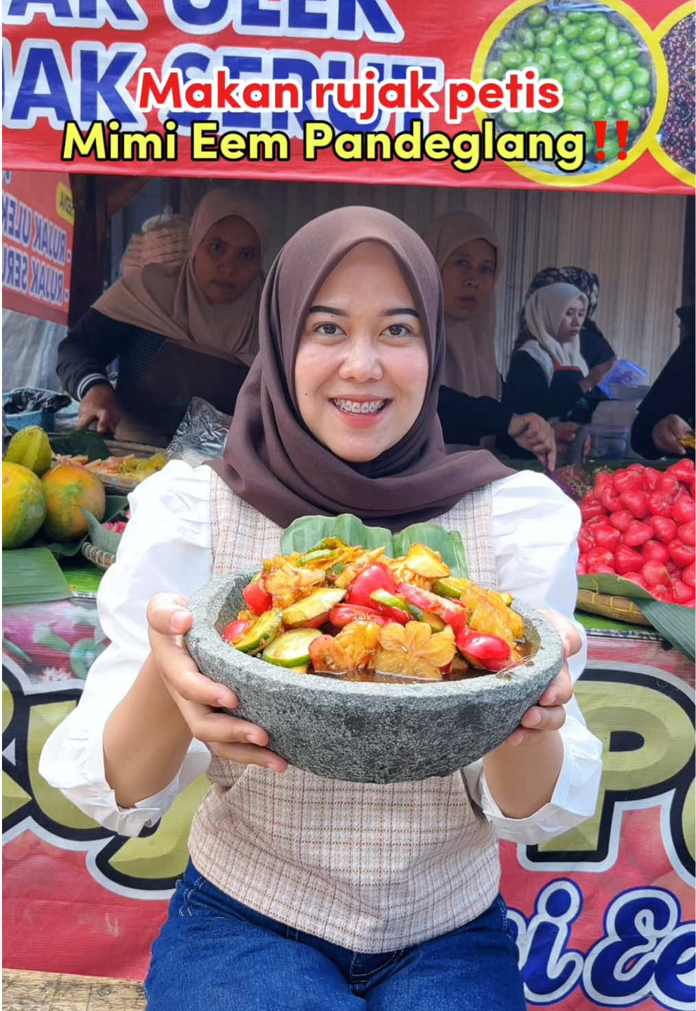 Pedesnya meledak di mulut moengil aku ges🔥🥵 Siapa yg klo ke pasar pulangnya wajib beli rujak petis mimi eem?😋 Capcuuusss geura merapat ges! 📍Cab 1: Pasar Pdg (Depan toko senang) 📍Cab 2: Ciekek Mesjid (Samping Bakso 90) ⏰Buka setiap hari jam 8.00-17.00 💰Start 15k/porsi ☎️Order WA: 0819-0509-1374 #dinacarlalagijajan #kulinerviral #kulinerpandeglang #kulinerenak 