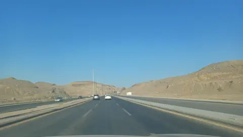 هل قراءة الحديث له أجر؟ الجواب: قراءة القرآن تقربًا إلى الله  فيها أجر عظيم، وهكذا قراءة أحاديث رسول الله ﷺ وحفظها فيها أجر عظيم؛ لأن ذلك عبادة لله  وطريق لطلب العلم والتفقه في الدين
