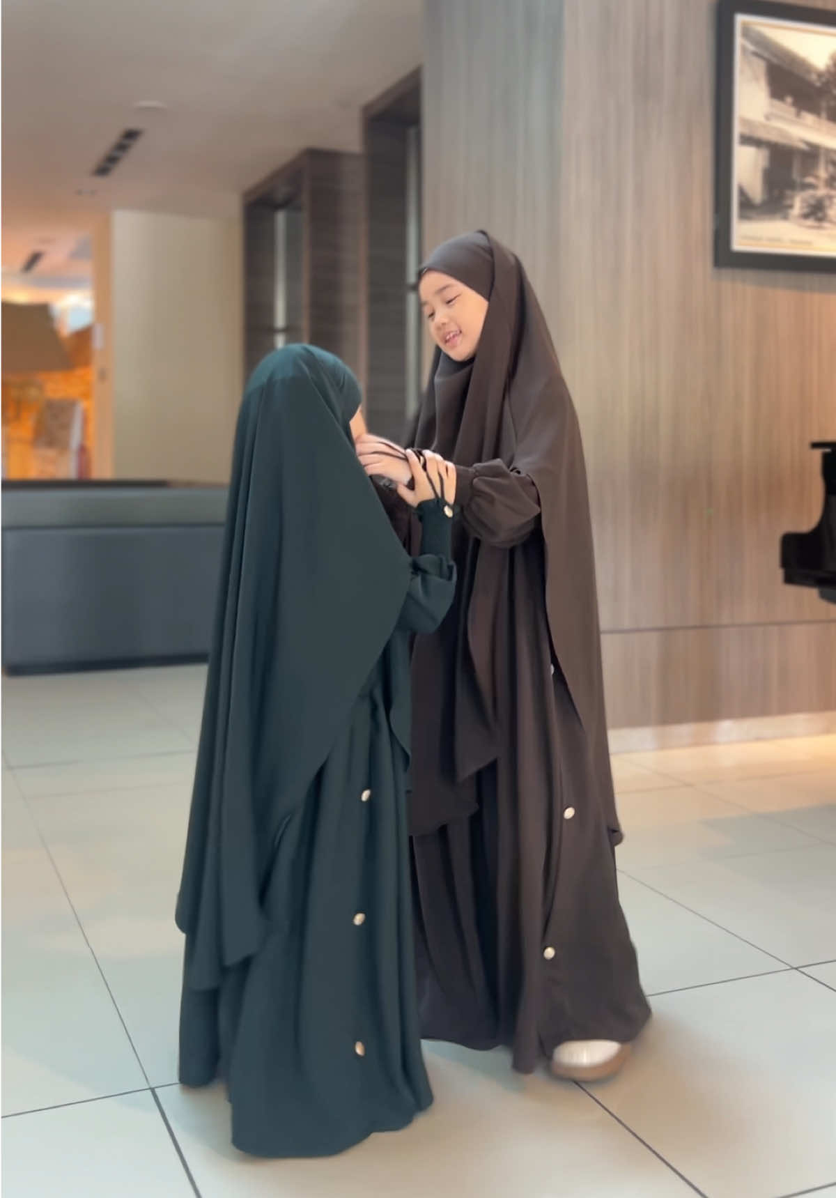 Yeaayyy otw ready warna baruu Syafa abaya 😍😍 Emerald green dan Mahogani, warnanya cuakeeepp bangett masyaallah #fyp #bajusyarianak 