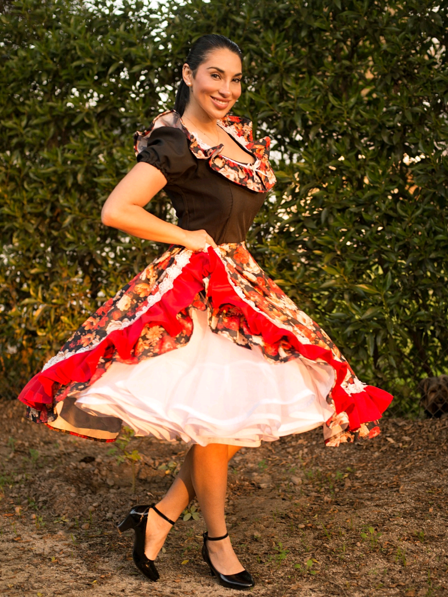 🇨🇱@Entre Huasas #cuecachilena #huasachilena #criolla #mujerchilena #cueca #vestidos #Viral #huasoschilenos #tik_tok #chilena #viralestiktok #tik_toktrending #chile #trendingvideo 
