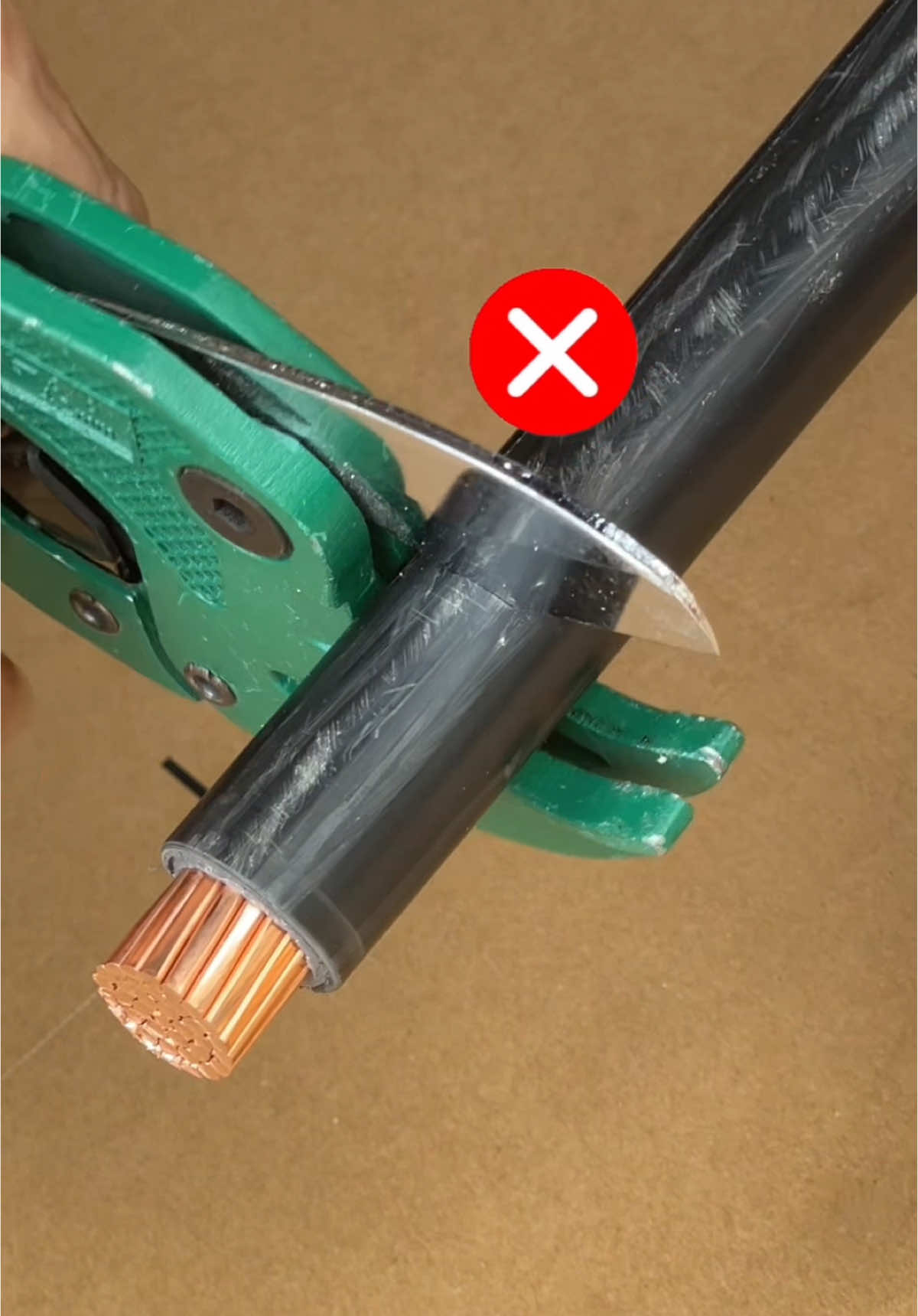 This is an amazing tool that very few electricians know about. #tipsandtricks #tips #DIY 