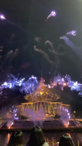 Liburan di waktu yang tepat ❤️‍🔥 #kuchingsarawak #kuchingmalaysia  #kembangapi #bungaapi 