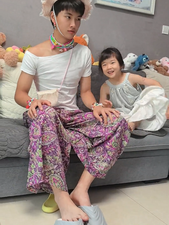 วันนี้พี่รับบทพี่สาวเต็มตัว😅😅  #พี่น้องที่ห่างกัน11ปี  #อายุต่างกันน่ารักที่สุด  cr/👉童童和轩哥哥 (ตงตงและพี่ซวน) #พี่ชายที่แสนดี #น้องสาวน่ารัก #ผู้จีนงานดีย์🇨🇳🇨🇳 #คลั่งรักหนุ่มจีน🇨🇳 #หลงรักเด็กจีน🇨🇳 #chineseboy #chinese #douyin 