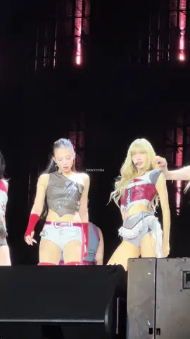 @blackpinkofficial JUMP live hits SO DIFFERENT in person 😭🖤💗 @JISOO @JENNIE @ROSÉ @LISA #BLACKPINK #JUMP #DeadlineTour2025 #SofiStadium 