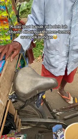 Lebih respect sm yg mau usaha jualan kaya gini dr pada minta minta dilampu merah🥹#pekalongan24jam #pekalonganhits #pekalonganinfo  #fypシ゚viral 