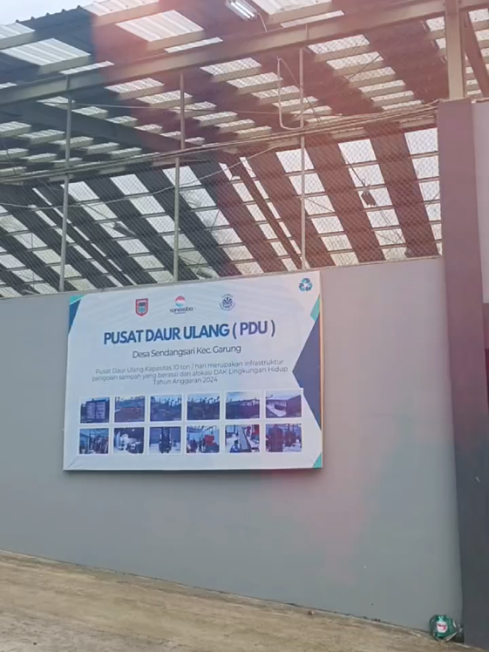 🌿 Desa Wisata Sendangsari: Wisata Ramah Lingkungan dari Wonosobo 🌿 Salah satu keunggulan Desa Wisata Sendangsari, Kecamatan Garung, Wonosobo, adalah telah memiliki TPS3R (Tempat Pengelolaan Sampah Reduce-Reuse-Recycle) yang dikelola langsung oleh masyarakat. ⠀ Melalui pusat daur ulang ini, warga tak hanya menjaga kebersihan lingkungan, tapi juga mendukung pariwisata berkelanjutan. Wisatawan bisa menikmati keindahan desa tanpa meninggalkan jejak sampah 💚 ⠀ Sendangsari membuktikan, pariwisata yang maju bisa berjalan seiring dengan kesadaran lingkungan! 🌱✨ ⠀ #DesaWisataSendangsari #Wonosobo #PariwisataBerkelanjutan #TPS3R #EcoTourism #SendangsariRamahLingkungan #WisataWonosobo