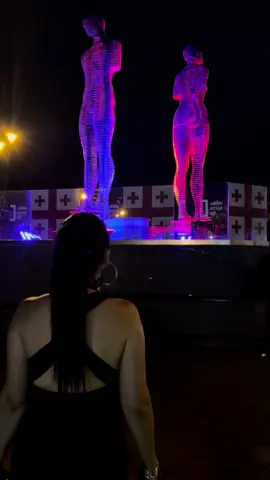 Gerçek aşk, bazen bir şehrin sokaklarında, bazen de savaşın gölgesinde yaşanır. Ali ve Nino… Kalbe kazınan bir hikaye. 🎥 Bu sahne: aşkın en sade, en güçlü haliyle karşınızda. #AliVeNino #AşkZamanTanımaz #ReelsAşk #GerçekAşk #alivenino #A#AşkHikayesiG#GerçekAşk F#FilmSahnesigürcistan #Batum   #D#DuygusalReels#K#KitaptanFilmesevgiliakımları 