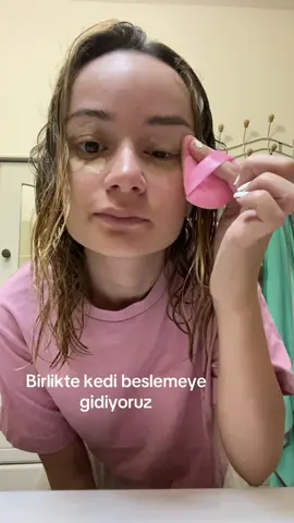 Canınız sıkıldığında kedi beslemeye çıkma aktivitesi yapabilirsiniz bence çok eğlenceli ahahah #kedibeslemek #kediler #keşfet 