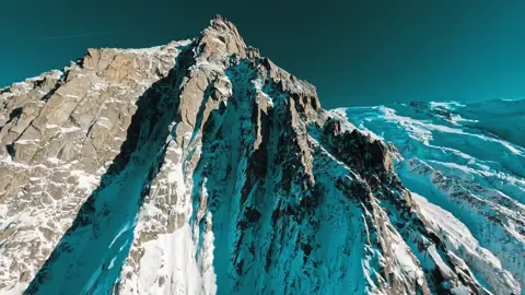 Anh đã biết em nhớ thầm ai suốt một thời gian Người đó ở cạnh bên và kiên nhẫn đợi chờ Giọt nước mắt mà anh khóc Chẳng phải do duyên mình chấm dứt Mà chính là phận mình phải quá sớm để lụi tàn Hạnh phúc cớ sao càng giữ càng mong manh Có những nỗi đau ùa đến chẳng thể lành Tình đẹp như phép màu ta gặp nhau Ngập trong bao đắm say mà không biết kết thúc này Một ngày em đổi thay quên hết mối tình đã từng vô giá Chỉ có anh là người được biết sau cùng Em ơi anh không đứng vững Khi đọc lời ngọt ngào tin nhắn kia Là em đã gửi nhầm anh phải không hoh Anh cứ bước vô thức chẳng cần biết mình ở đâu Giọng em trong suy nghĩ làm anh nhớ thẫn thờ Em quấn quýt ở mọi lúc Biết lắng nghe anh từng cảm xúc Là những gì mà anh nhớ trong ký ức của mình Sau mỗi bước chân nặng trĩu là cô đơn Vì mãi vắng đi một nửa của chính mình Tình đẹp như phép màu ta gặp nhau Ngập trong bao đắm say mà không biết kết thúc này Một ngày em đổi thay quên hết mối tình đã từng vô giá Chỉ có anh là người được biết sau cùng Dù vẫn yêu em vô hạn như ngày đầu ta mới quen Nhớ em nhưng không thể em đã chọn bờ vai khác Sẽ không ai nhớ rằng em từng thuộc về anh Nước mắt anh không thể khóc cho ai ngoài em Nếu em giữ anh lại câu chuyện cũng thế thôi Chẳng thể yêu một người trong lòng đã thay đổi Đã đi qua giới hạn duyên trời tự vỡ nát Nếu như ngay ban đầu đã không trân trọng nhau🎶 #ralaxingmusic #tino #kenbjn #nhachaymoingay #amnhacvacamxuc #nhacnayhay #datungvogia #music 