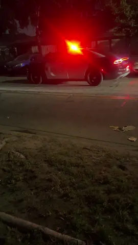 No se Que esta pasando pero hay policias a fuera d mi casa
