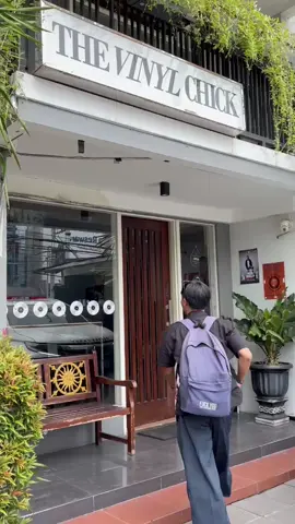 bahan kalcermu cak 📍The Vinyl Chick Surabaya  #fyp #vinyl #coffeshop #coffeshopsurabaya #cafesurabaya #surabaya #like 