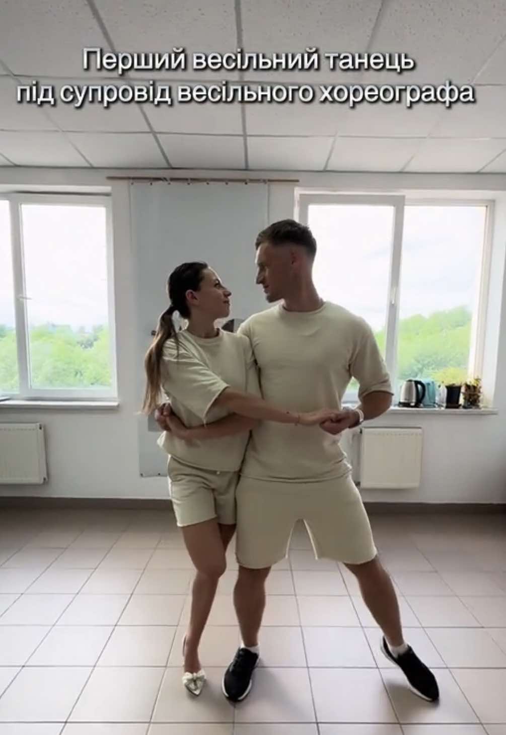 На фоні — голос весільного хореографа, який веде кожен крок. А перед камерою — їхній перший танець. Точність, емоції й спокій — усе завдяки підтримці 💪🫶 #fupシ #першийвесільнийтанець #першийтанецьльвів #весільнийхореограф #весільнийтанецьонлайн #першийтанецьонлайн #весілля 
