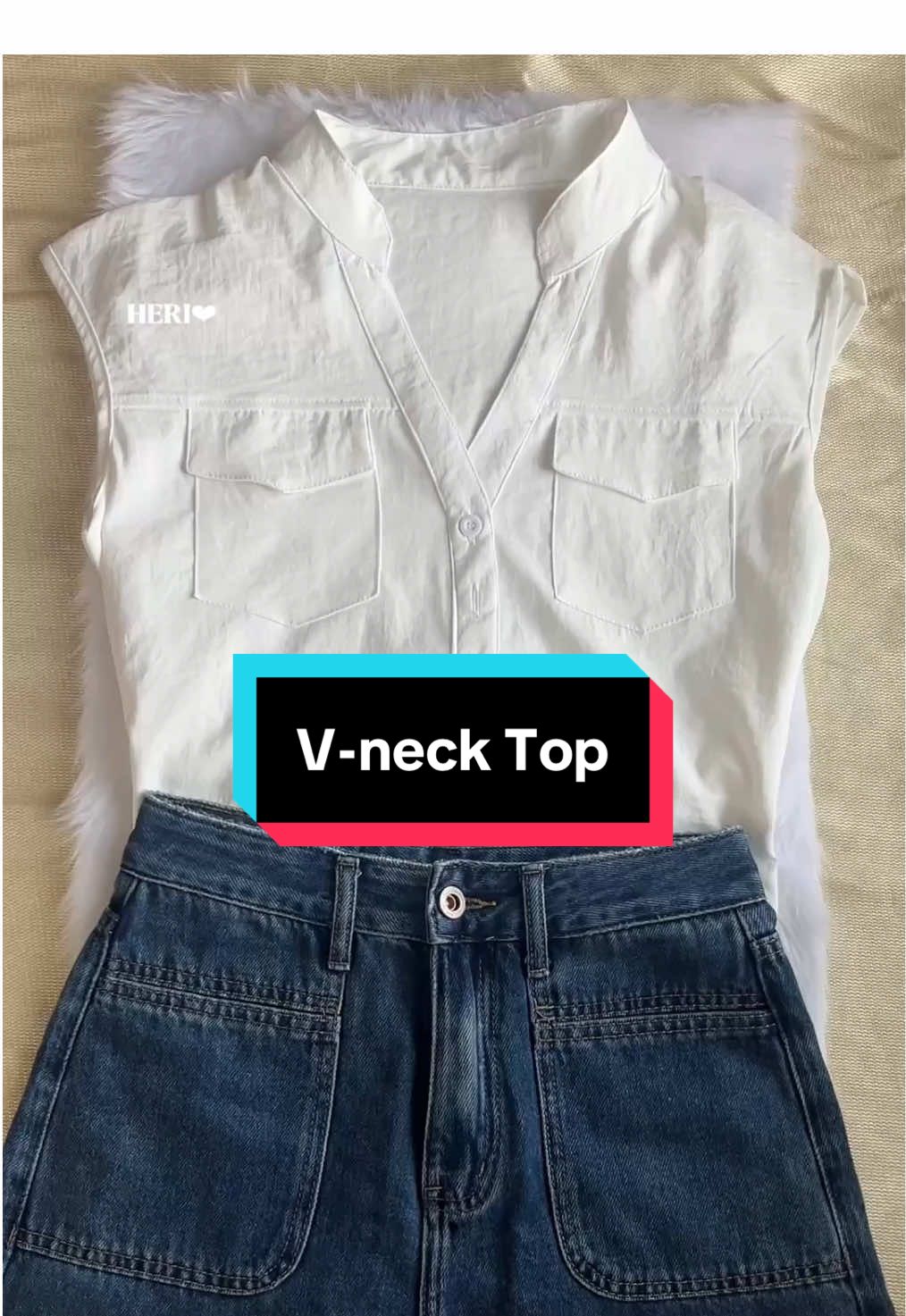 V-neck Top 💖 Stay effortlessly cozy all day long in this soft cotton top that feels like a warm hug!