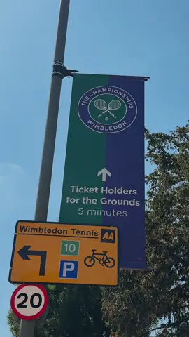 Se você tem interesse em visitar o campeonato de tênis de Wimbledon ou quem sabe até assistir uma partida de alguns dos melhores jogadores do mundo, é mais simples do que muitos pensam. Eu cheguei lá as 12:30pm e não peguei fila pra nada, foi uma entrada super tranquila. Paguei £20 no ticket geral e me cadastrei no app pra conseguir um ticket pra assistir uma partida em uma das quadras principais onde jogam os melhores jogadores, e o ticket custou £10.  #viajar #dicasdeviagem #brasileirospelomundo #londonlife #fyp #Wimbledon 