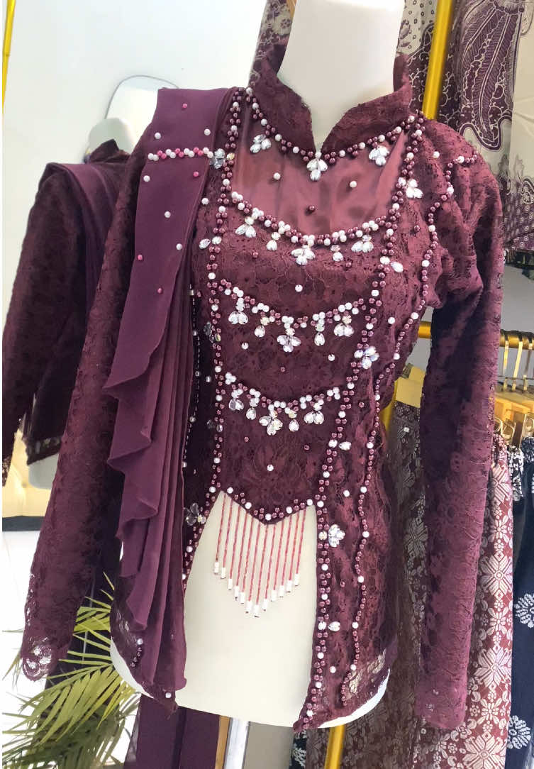 Kamu team warna dark atau pastel ? #kebayawisuda #kebayalamaran #kebayamodern #kebayaengagement #kebayagraduation #kebayasurabaya #kebayasidoarjo #kebayapayet 