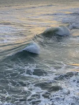 suara yg menenangkan🌊 #sunset #songvibes #foryou #bengkulu #pantaibengkulu #fyp #ombak #senja 