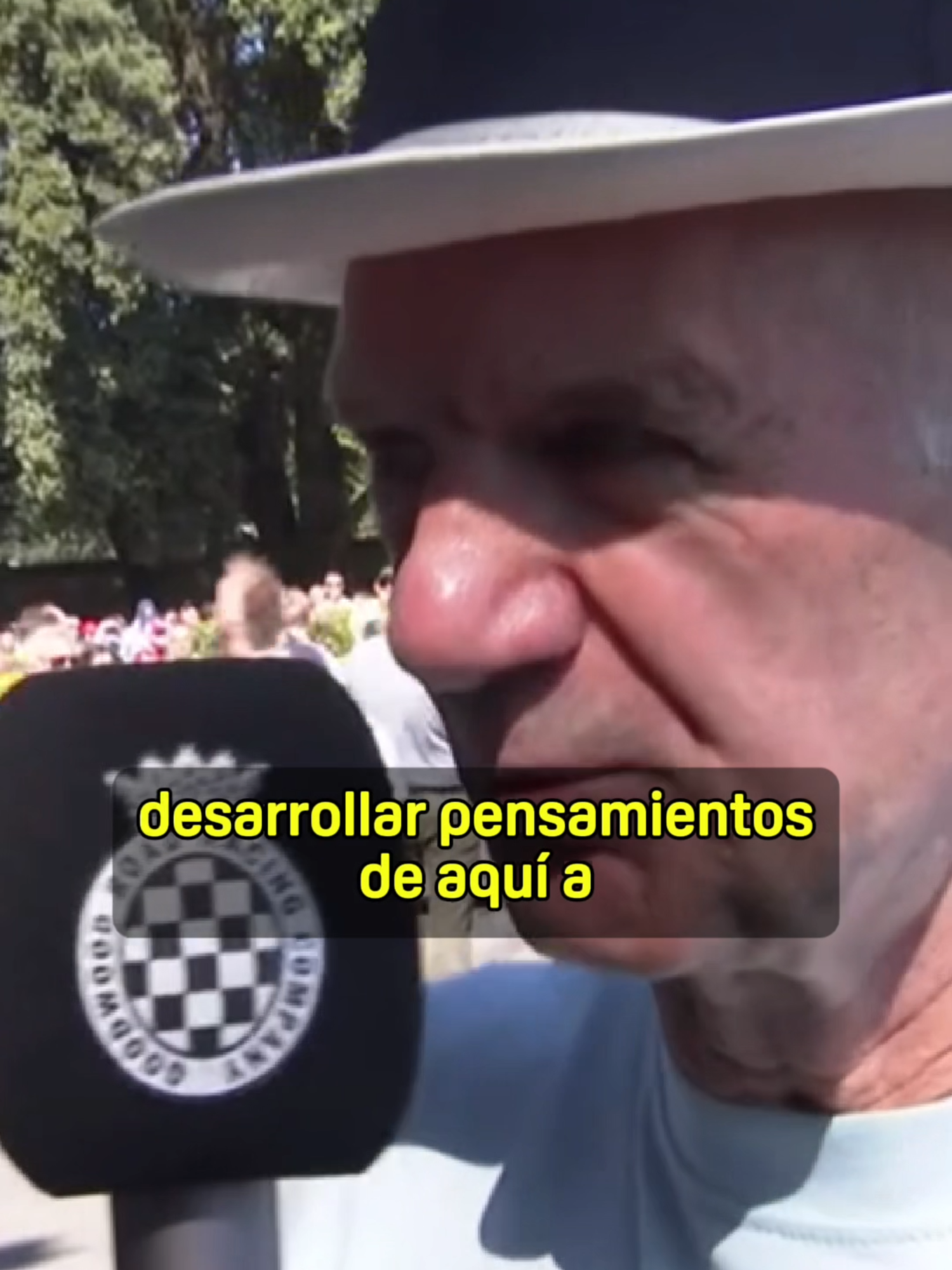 Adrian Newey se parte cuando recuerda que es el último dinosaurio que aún usa una mesa de dibujo en F1 😂🦖🙌 No puede esconder las ganas que tiene de 2026 y cómo es 'una oportunidad para nuevas ideas' #GoodwoodDAZN #adriannewey #goodwood #deportesentiktok #f1 #motor