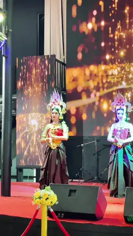 แม่ชอบเพลงนี้มากๆ^^ ดีใจ 🤎 ที่ลูกสาวได้มีโอกาสแสดง 🙏🏻 🤎กํมฺรเตงฺชคตฺศรีศิขรีศวร🤎  🙏🏻ปรุงหน้า👉🏻แปรงผม👉🏻ห่มกาย 🙏🏻  📣 นาฏยภัทร นาฏศิลป์ไทย 💄💋 🙏🏻กราบขอบพระคุณครูอ้อมากๆค้า #ลูกสาวแม่เบส #นาฏยภัทรนาฏศิลป์ไทยชลบุรี #นาฏยภัทรนาฏศิลป์ไทย #รําไทย #นางรํา #นางในวรรณคดี #กมรเตงชคตศรีศิขรีศวร #นางอัปสรา 