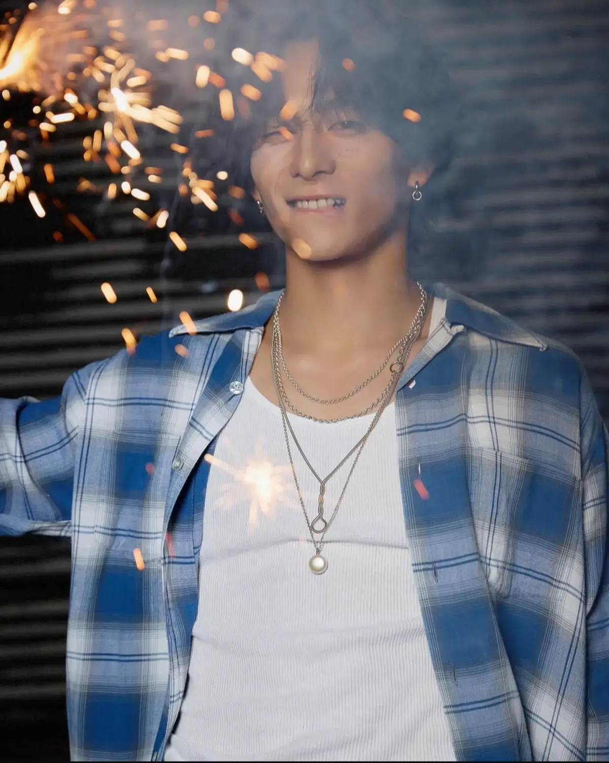 一緒に花火をして、無邪気な表情を見せたかと思えば 急に見たことの無い大人な顔がチラリと見えて 何故か遠くにいるように感じてしまう。 家の前で集合して夏祭りに行ったあの夏 ｢いつも金魚なんて目に入らないけどこのヒラヒラした感じ、今のお前にそっくりだと思って、つい。｣ なんて言って、金魚すくいでとったその3尾の金魚を 愛おしそうに眺める彼 彼の目に留まるように、と いつも着ないような真っ赤な帯をわざと選んだのは私だけの秘密だ。 さっきまであどけなく笑っていた彼が ｢まだ帰りたくないね｣と言いながら見せるこの表情に 私は、彼の手の中にいる金魚のように揺さぶられている。 #西洸人 #INI #iniで妄想 #cyanman 