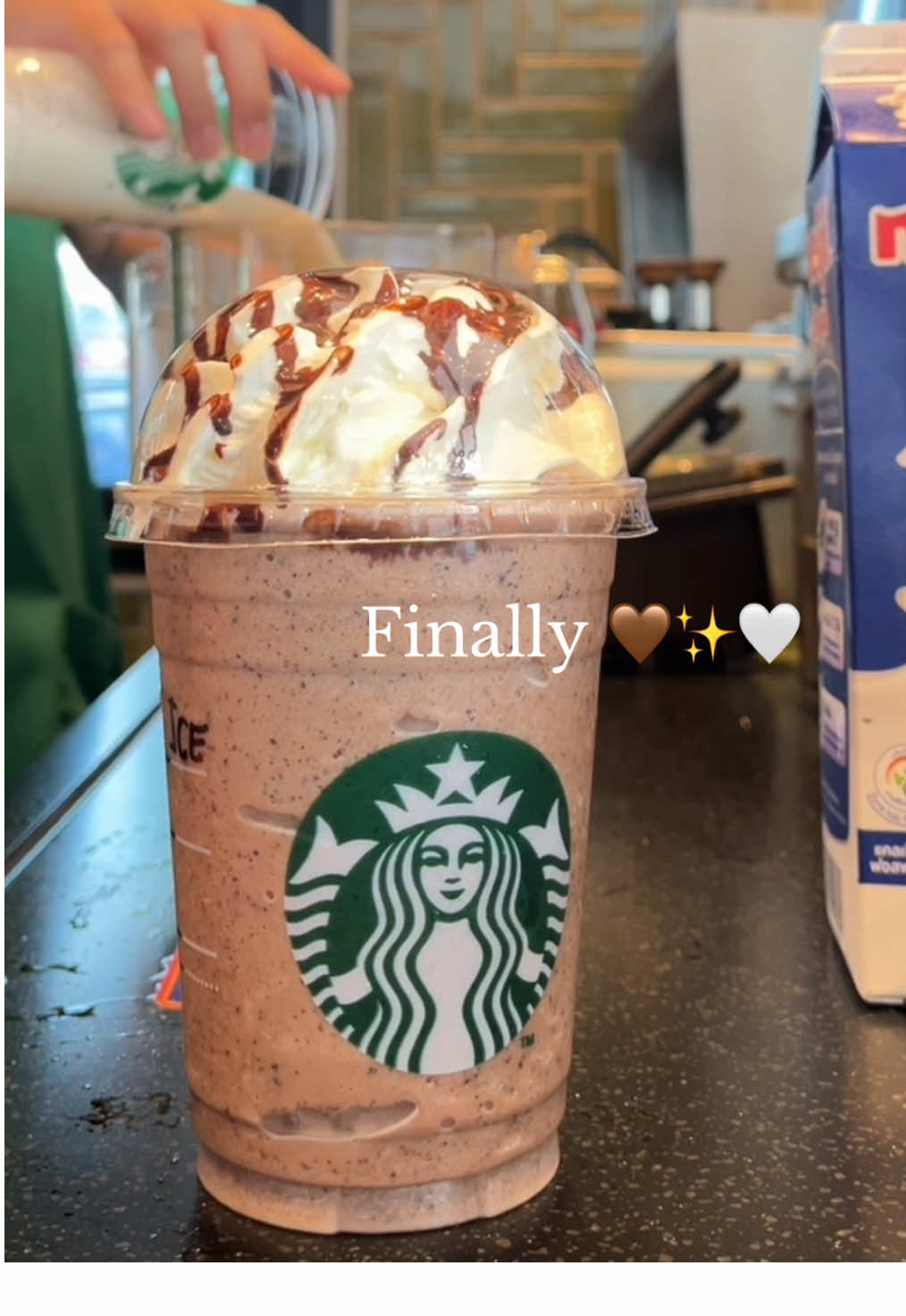 Chocolate Cream Chip Frappuccino 🤎✨🤍 Java chips, chocolate sauce, blended with milk and ice topped with whipped cream and chocolate dizzle. #fypシ #starbucksbarista #starbuckthailand #barista #starbucksdrinks #chocolatelover #creatorsearchinsights 