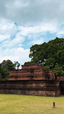 Candi muaro Jambi merupakan peninggalan Kerajaan Malayu Kuno dan Sriwijaya, yang dikenal sebagai pusat peribadatan agama Buddha terluas di Indonesia pada abad ke-7 hingga ke-13 Masehi. Kompleks percandian Muaro Jambi terletak pada tanggul alam kuno Sungai Batanghari. Situs ini mempunyai luas 12 km persegi, panjang lebih dari 7 kilometer serta luas sebesar 260 hektar yang membentang searah dengan jalur sungai. Situs ini berisi 110 candi yang sebagian besar masih berupa gundukan tanah (menapo) yang belum dikupas. #candimuarojambi #candimuarojambipunyacerita😉 #candijambi #jambi #cagarbudaya #cagarbudayaindonesia #budayaindonesia 