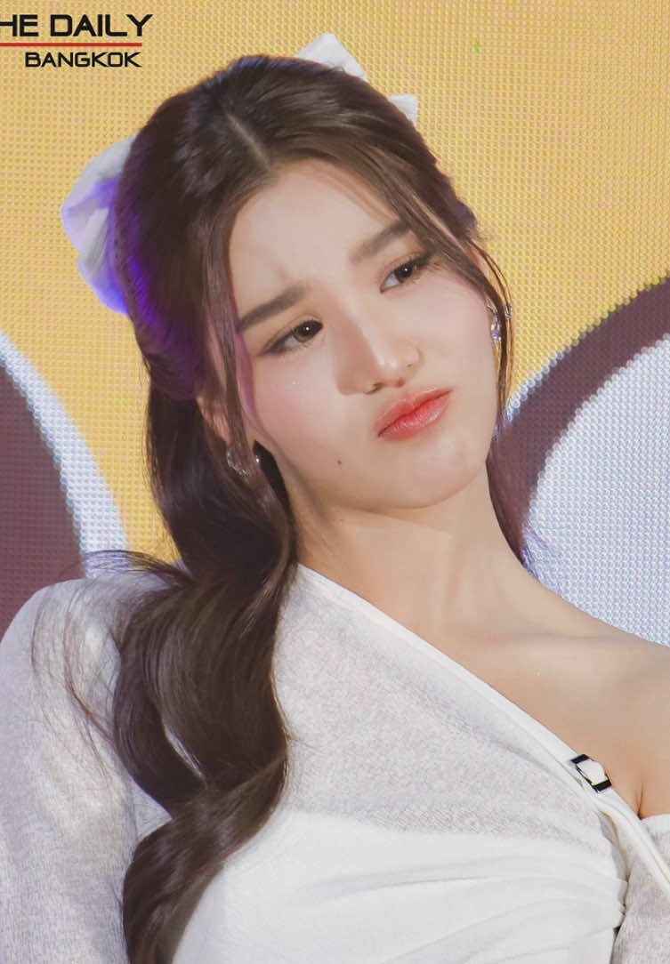 Didn't her parents tell her it's bad to bite your nails? gosh she’s so hot 🫠 @bonny #fyp #beonnnie #bonniepattraphus #bonny #wlw #thaiactress #fyppppppppppppppppppppppp #CapCut 