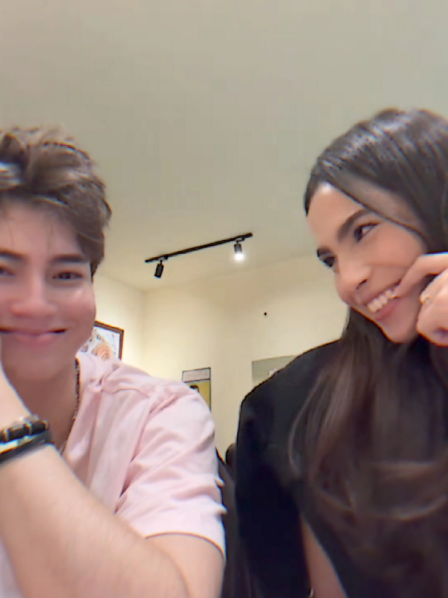 bukan aku yg natap tapi bisa juga ngerasain salting nya🤭@gabygaby @𝓪𝓷𝓰𝓲𝓮 #fypppp 