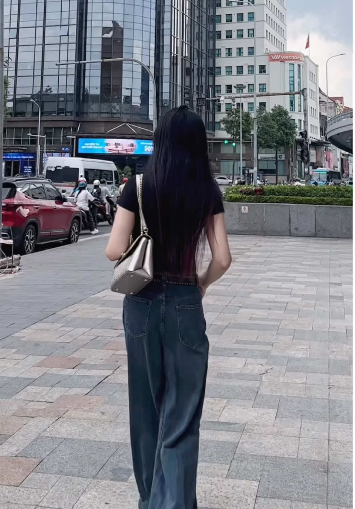 Bầu trời xanh gió vẫn mát , chỉ cần ta chọn nhẹ nhàng mix cùng chiếc túi xinh #pierrecardin #oscar #tuixach #tuixachdep #tuixachnu 