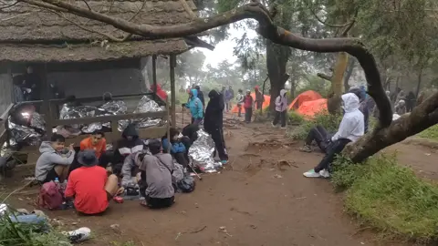 ketika cuaca tidak sesuai ekspektasi inilah manfaat emergency blanket bagi para pendaki tektoker.. #fyp #infopendaki #gunungprau #traveler #gunung #cuaca #viral 