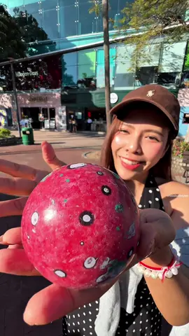 ไปเจอเจ้าสิ่งนี้มาบอกได้เลยใหญ่อลังการมาก น้องเป็นลูกอมยักษ์แต่บอลกินเข้าไปด้านในไม่ได้เลย ใครรู้ทำไงลองเม้นบอกหน่อยน้า 🍭🍯 #tiktokพากิน #foodballstylee #ปักหมุดร้านอร่อย 