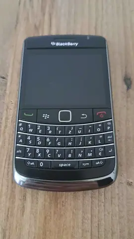📲 BlackBerry Bold 9700 – the boss phone of the 2000s! BBM, QWERTY & leather back – pure power 😎 #BlackBerryBold9700 #BlackBerry #RetroTech #ClassicPhones #OldSchoolMobile #BBM #QWERTYKeyboard #VintageMobile #2000sTech #MobileLegend #TechThrowback #PhoneHistory #BusinessPhone #SecureMessaging #ClassicTechVault #nostalgia #fyp #foryou 