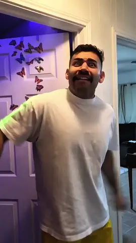 His face is so cute🤣🤣🤣#scare #scared #scareprank #prank #fun #virral #funny #trending #fyp #foryoupage #jumpscare #family #challenge #couple 