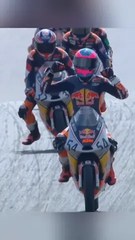 veda pratama juara 1‼️ramadhipa p4‼️redbull rookies cup race 2 hari ini #fouryou #fyp #redbullrookiescup #vedapratama #kiandraramadhipa #hakimdanish #motogp #pembalapindonesia #vedaegapratama #juniorgp 