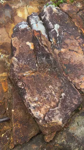 Many people don't know about gold veins in dry rocks like this #fyp #video #viral 