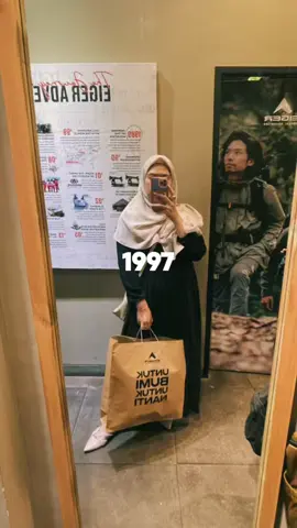 Disaat orang yang udah nikah muda punya cerita betapa serunya perjuangan berdua berumah tangga, gue sendiri punya cerita betapa serunya cari cuan tanpa minta duit dari ortu tapi ga kaya” bjirr #CapCut #fypage #fyp #foryoupage #trendingvideo #1997 