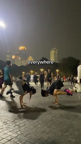 bakasana in the middle of crowded GBK? no problem😝 #yoga #yogatok #bakasana #yogapose #gbksenayan 