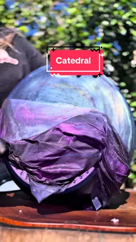 Por trás dessa resina azul, tem um dos queijos mais elegantes da Mantiqueira. O Catedral do @laticinioslejane é inspirado no maasdam holandês, tem olhaduras grandes, sabor suave, notas adocicadas e uma textura que derrete na boca. Acabou de ganhar medalha de prata no Prêmio Queijo Brasil, e merece cada pedacinho. Experimenta antes que acabe. 🧀✨ #queijobrasileiro #artesanal #fusqueijao #queijocatedral #maasdam #serradamantiqueira